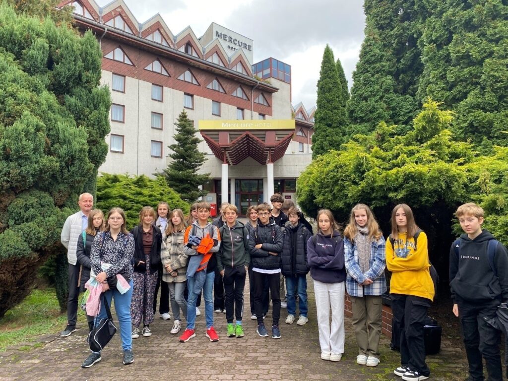 Uczniowie Szkoły Podstawowej nr 11 w Jeleniej Górze zwiedzający Hotel Mercure w Jeleniej Górze